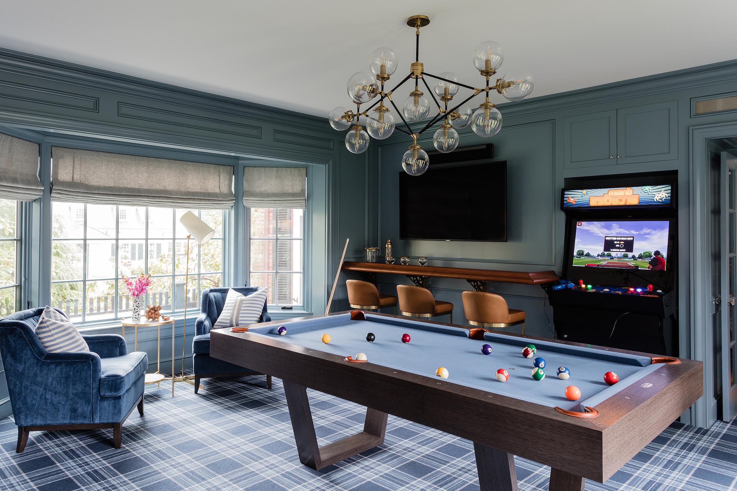 Home Game Room in Blues - Erin Gates Design; Michael J. 李摄影
