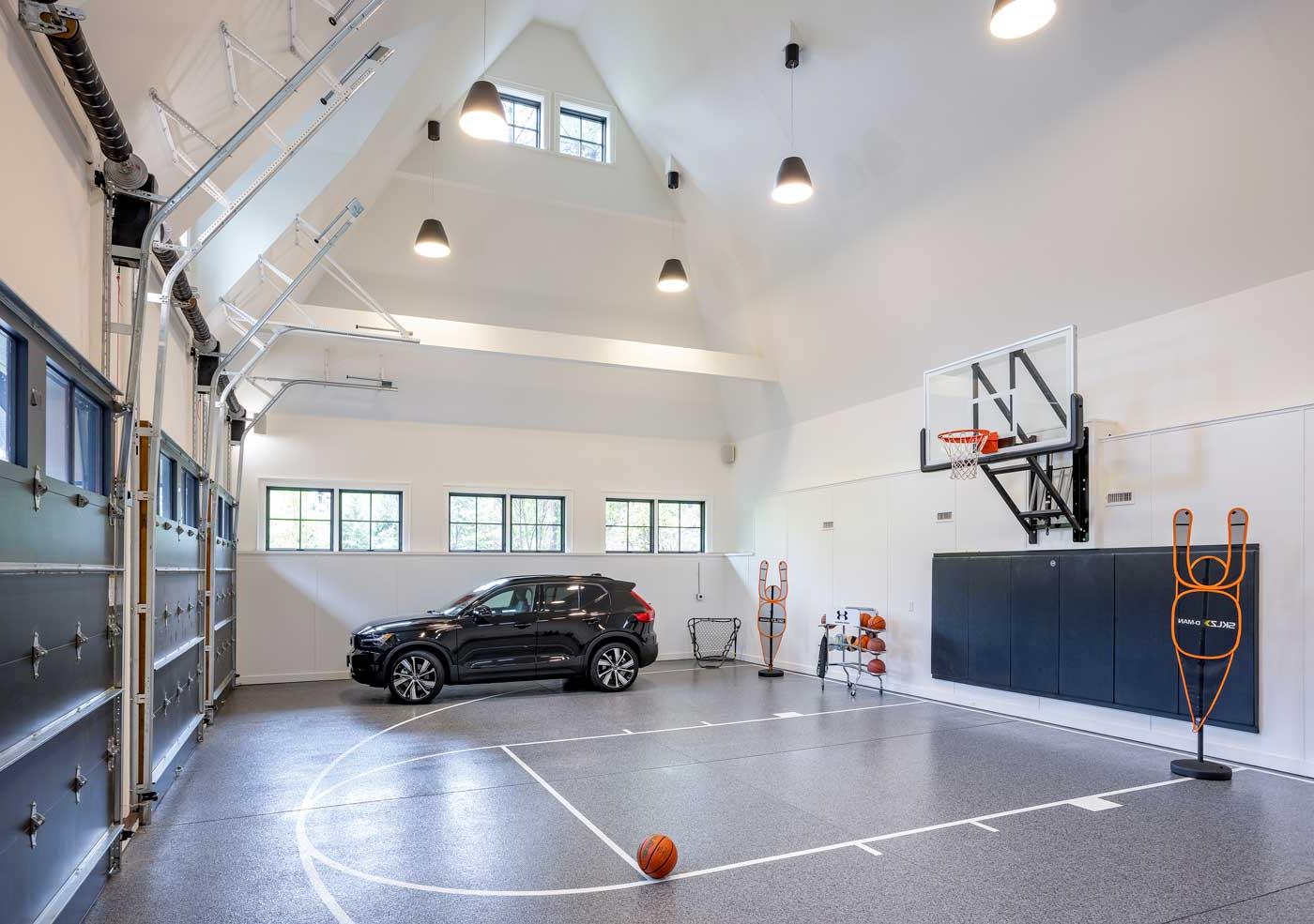 乡村木环境中的瓦式住宅-林奇建筑室内篮球场和3个车库