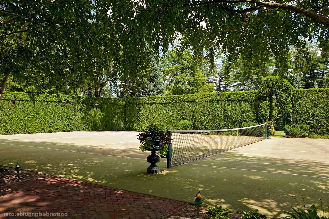 Grass tennis court designed by 萨德伯里设计集团