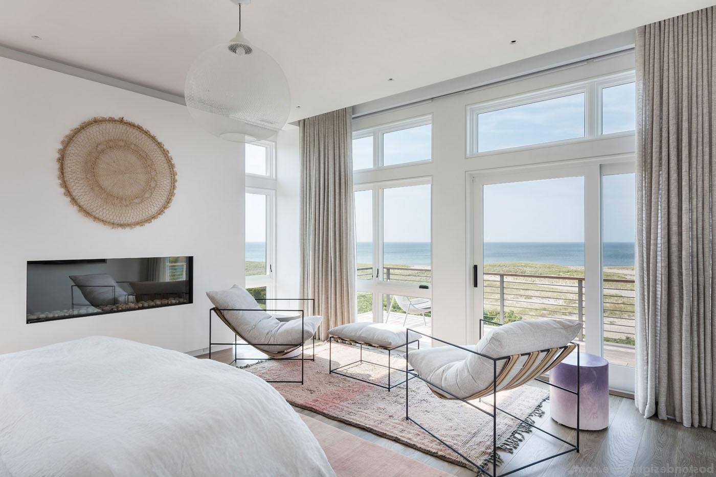 Master bedroom of an organic beach house designed by Lindsay Bentis of Lindsay Bentis的帖子