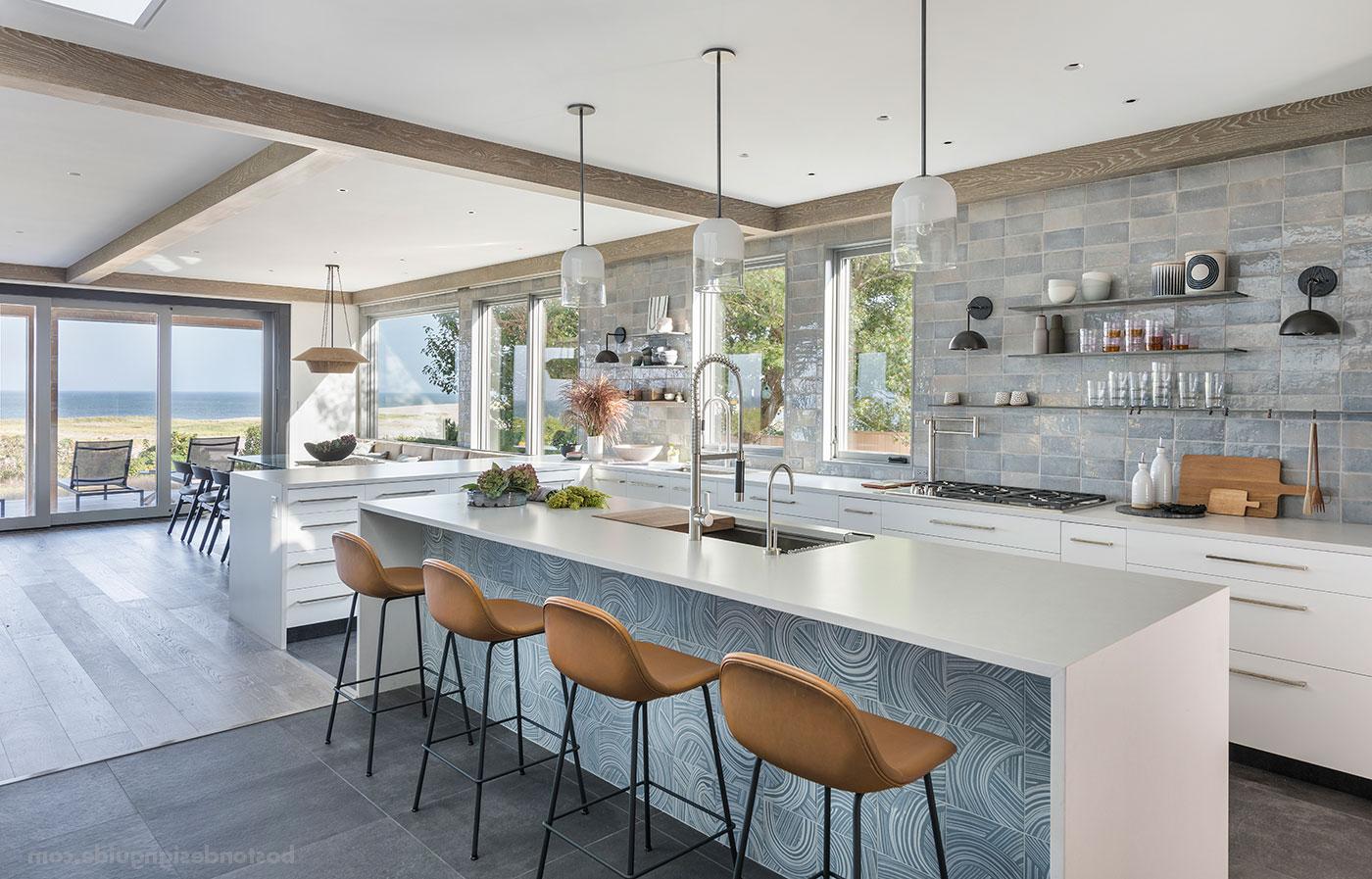 Modern kitchen for a beachfront property with cabinetry by Kochman Reidt + Haigh橱柜制造商, S构造.J. Overstreet